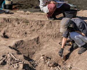 Arheolog radi na areheološkom terenu